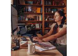 HP Poly Voyager Focus 2 UC Stereo | Bluetooth Headset (ANC) | USB-C (met USB-A Adapter) | Oplaadstandaard | Zwart